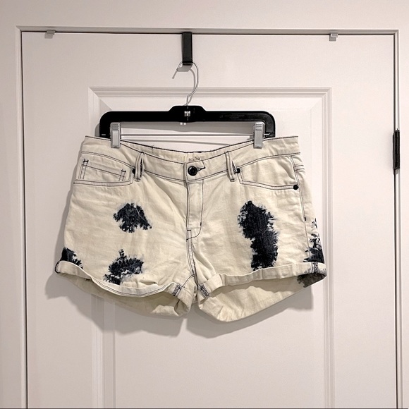 💯3/30$ BCBGeneration Bleach Wash Cuffed Shorts - Picture 3 of 5